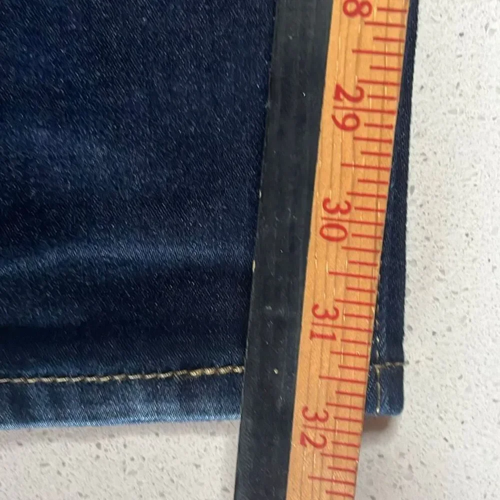 Levis excellent see